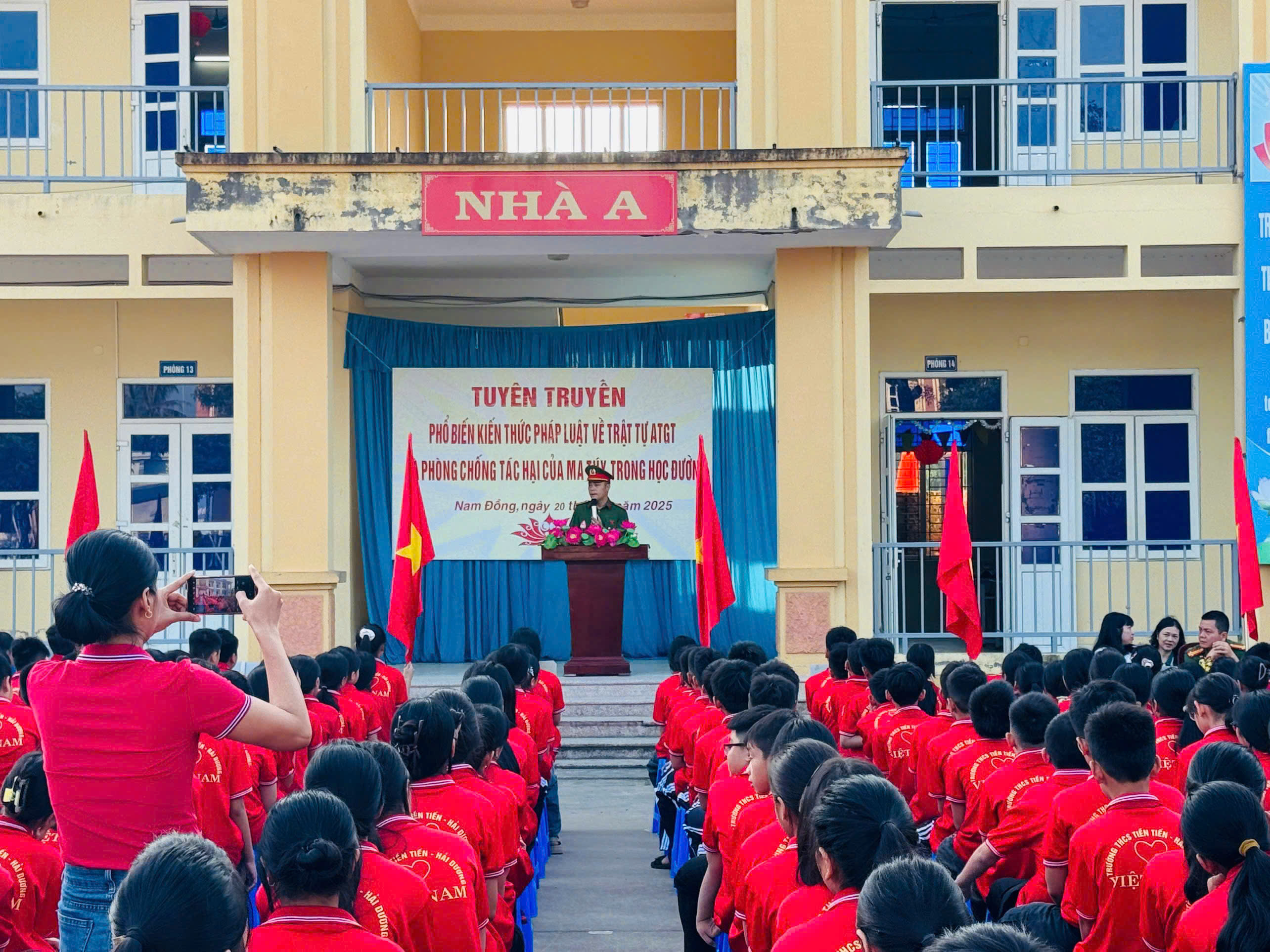 Công an phường Nam Đồng: Tuyên truyền, phổ biến kiến thức pháp luật về trật tự an toàn giao thông và phòng, chống tác hại của ma túy trong học đường tại trường THCS Tiền Tiến